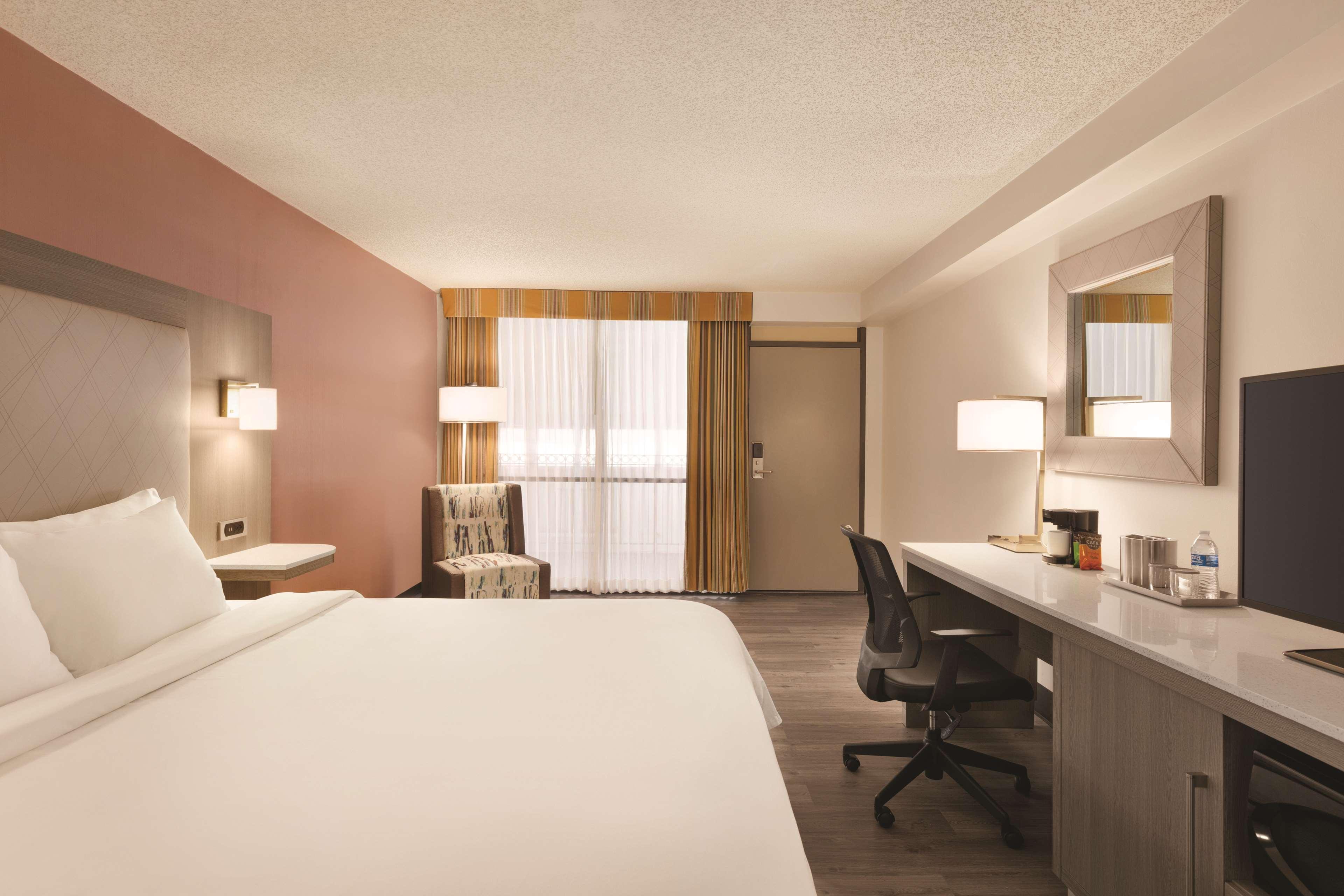 Radisson Hotel Lenexa Overland Park Bagian luar foto