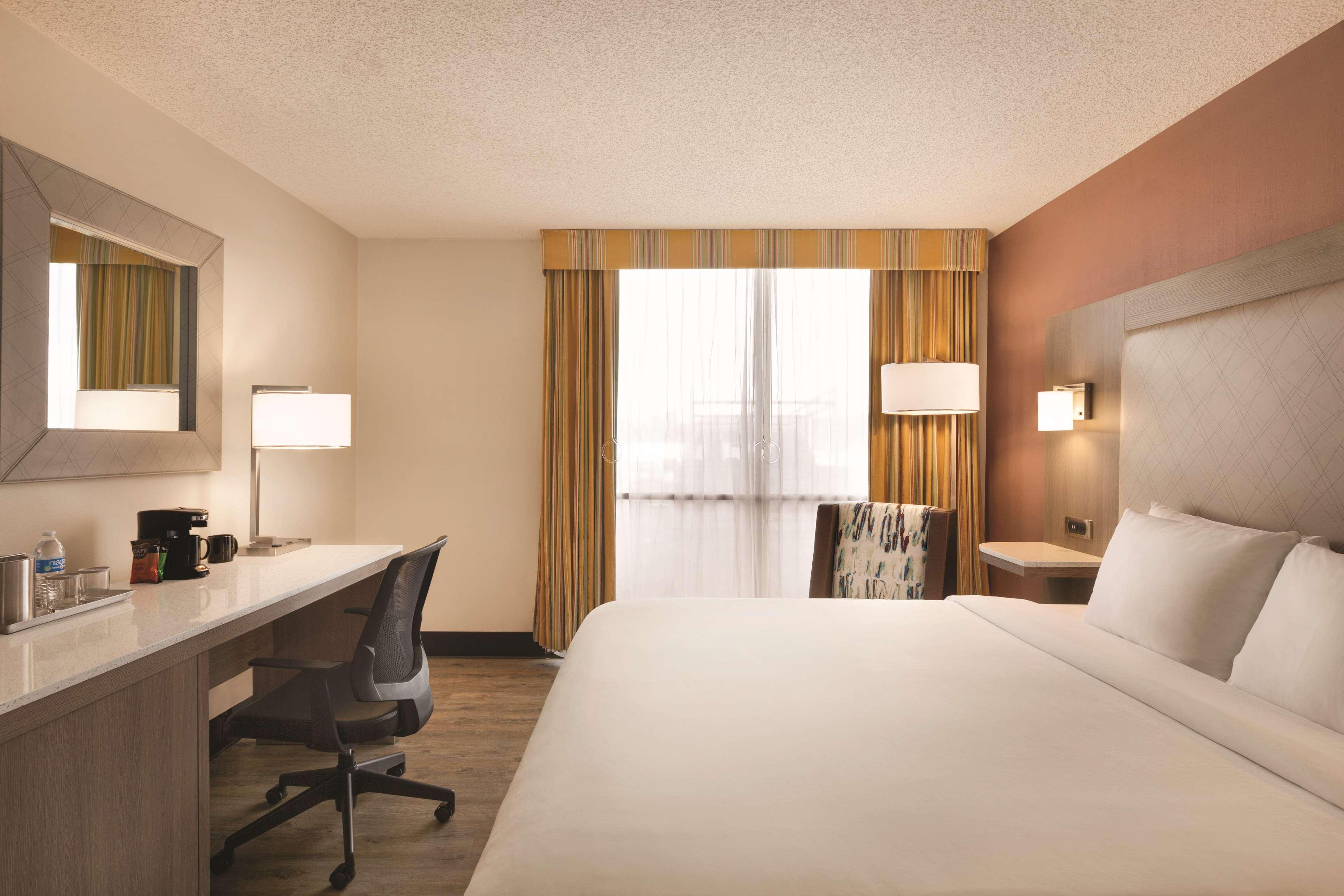 Radisson Hotel Lenexa Overland Park Bagian luar foto