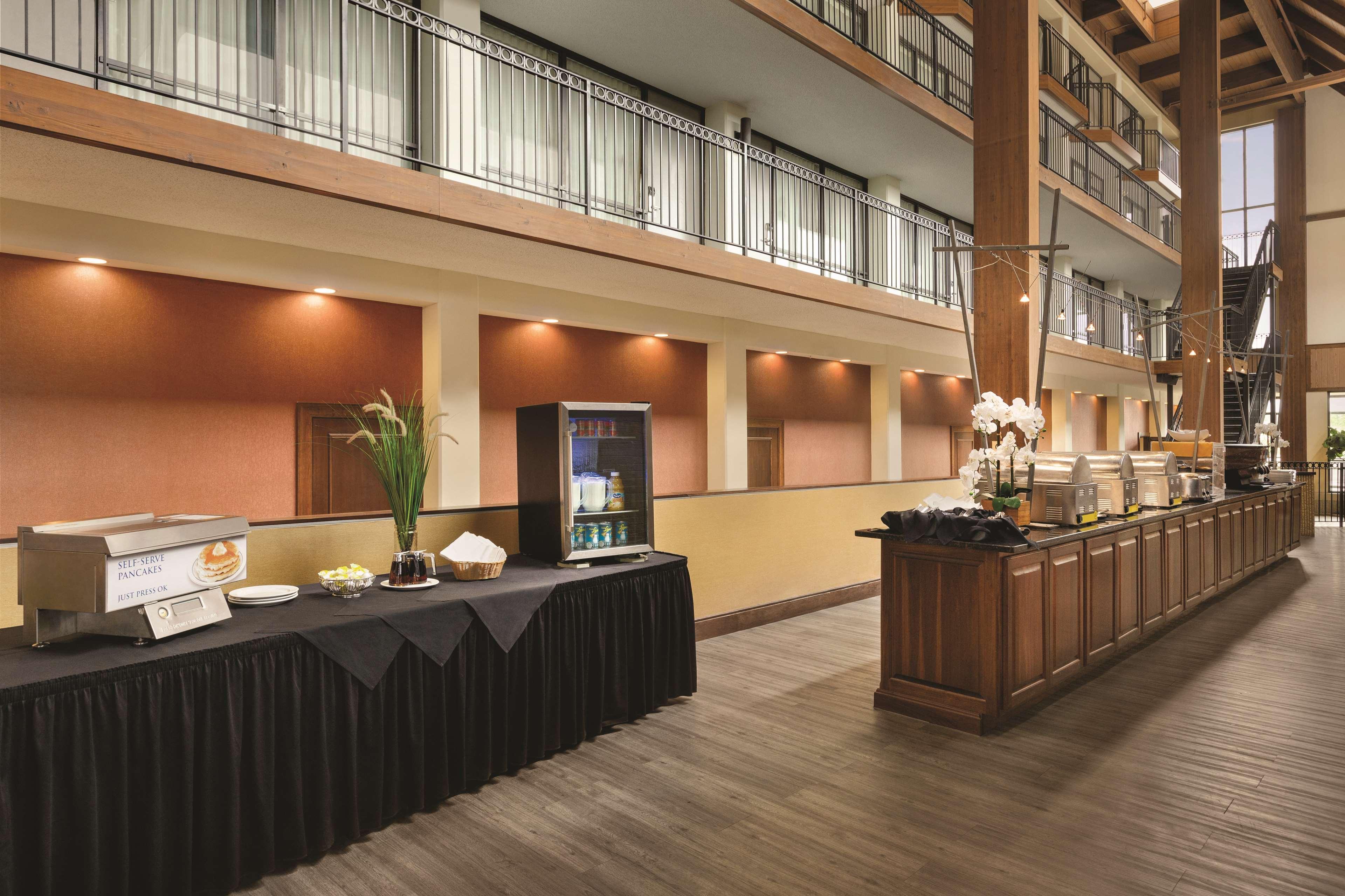Radisson Hotel Lenexa Overland Park Bagian luar foto