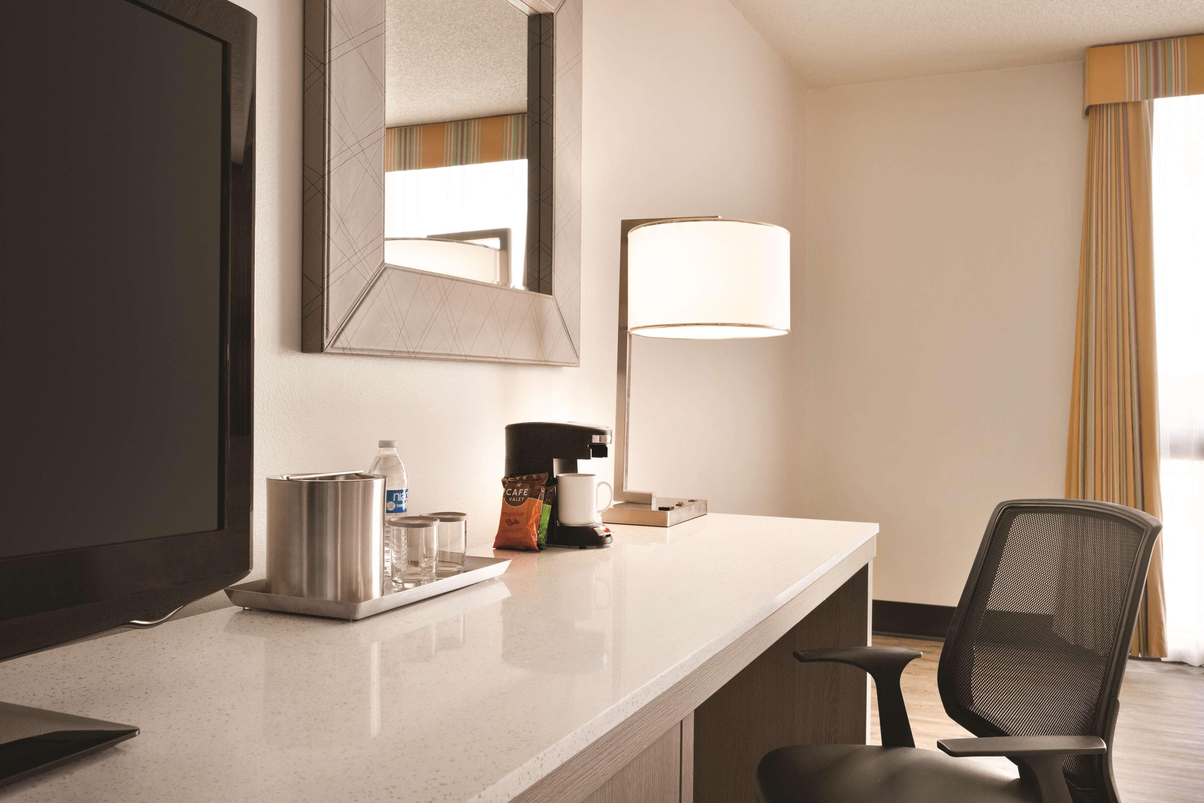 Radisson Hotel Lenexa Overland Park Bagian luar foto