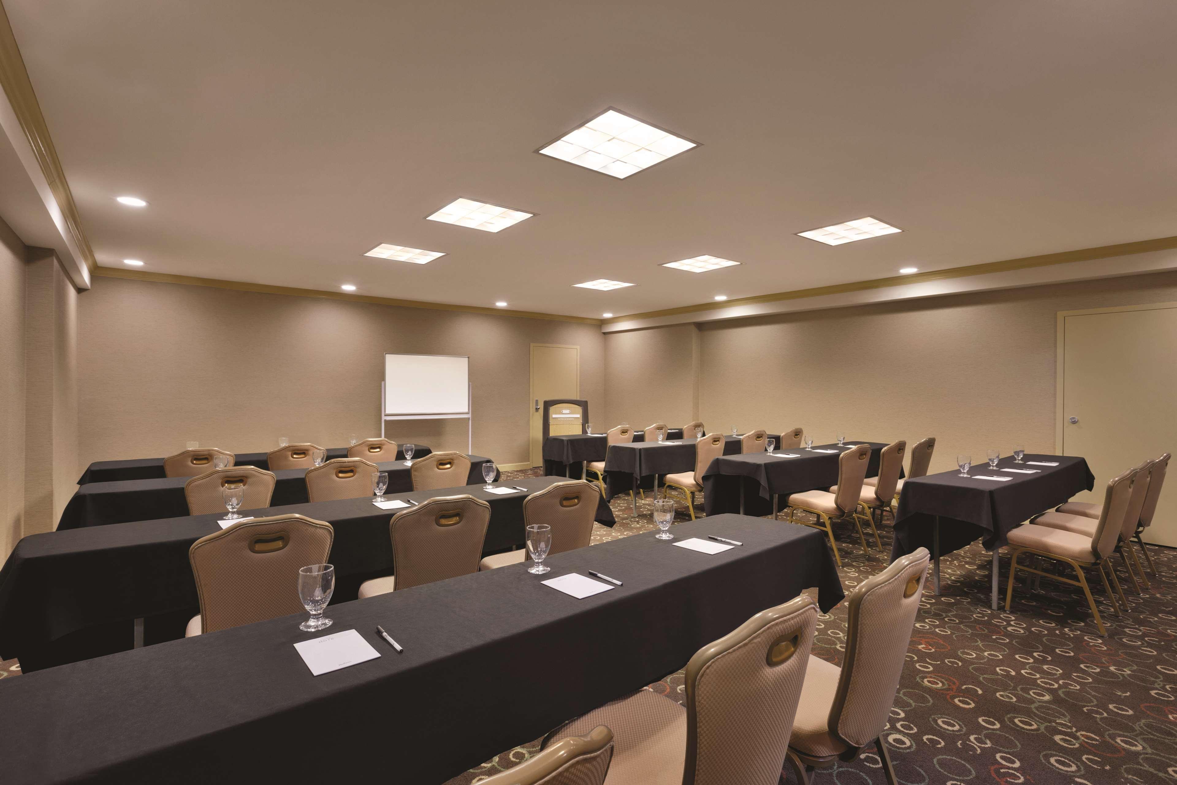 Radisson Hotel Lenexa Overland Park Bagian luar foto