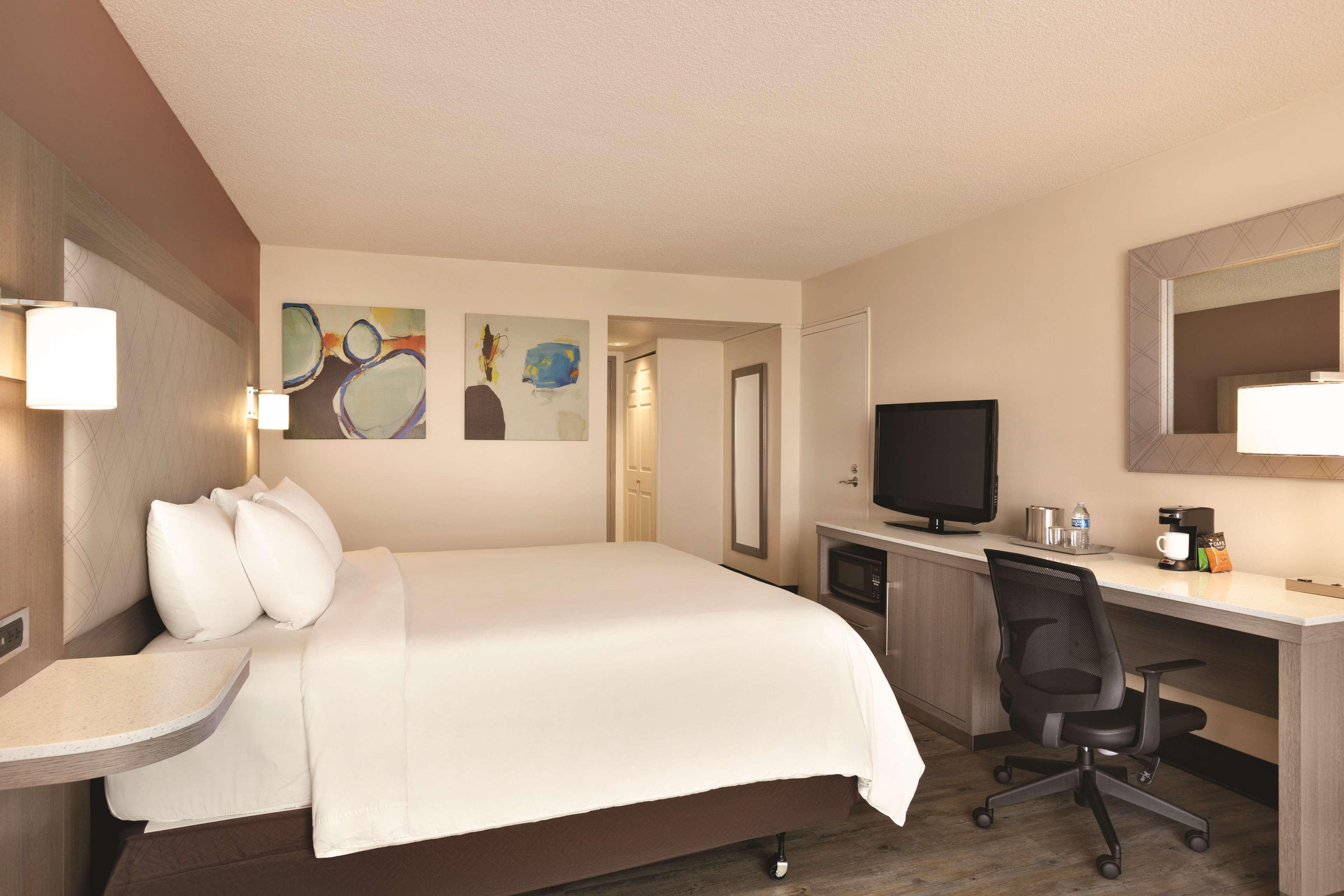 Radisson Hotel Lenexa Overland Park Bagian luar foto