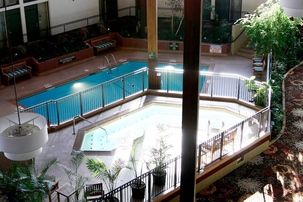 Radisson Hotel Lenexa Overland Park Bagian luar foto