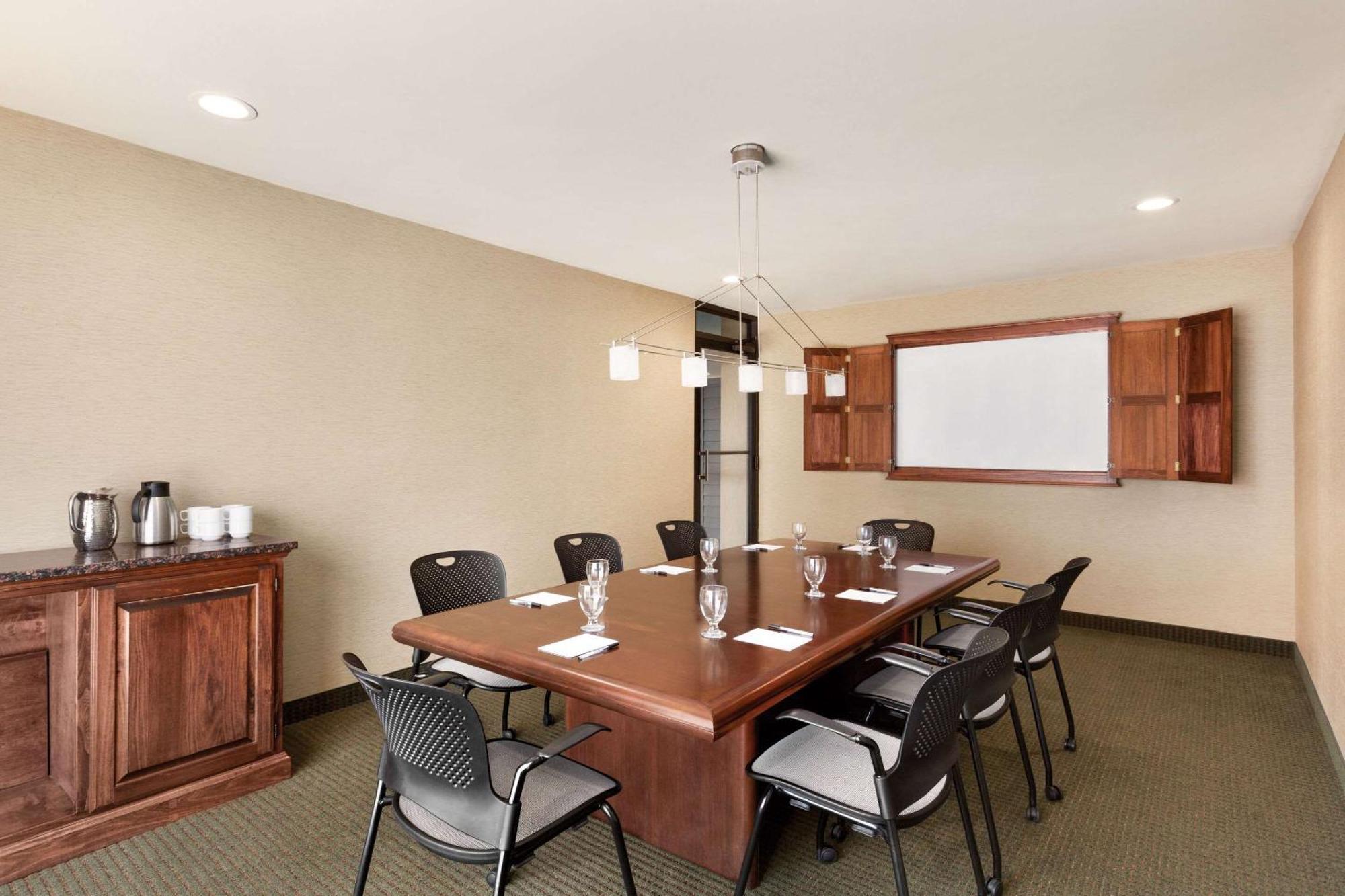 Radisson Hotel Lenexa Overland Park Bagian luar foto